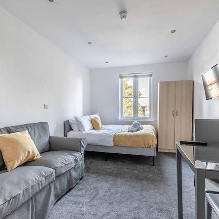 Modern Apartment On Egham High St And Close To Royal Holloway Kültér fotó
