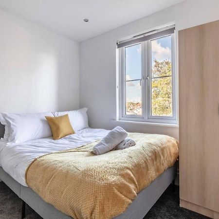 Modern Apartment On Egham High St And Close To Royal Holloway Kültér fotó