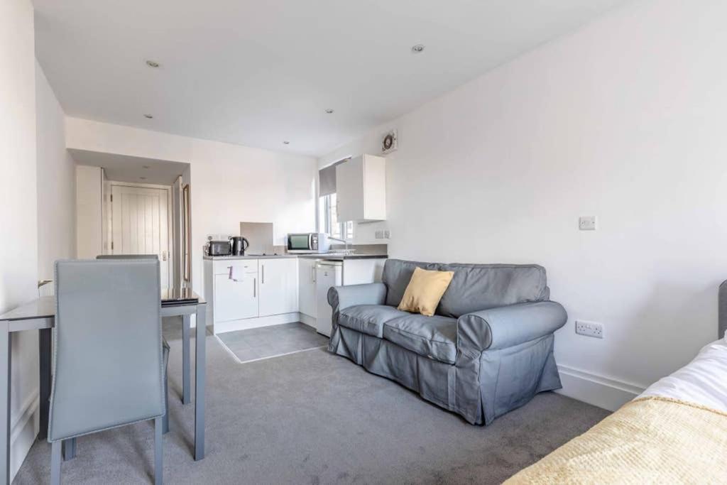 Modern Apartment On Egham High St And Close To Royal Holloway Kültér fotó