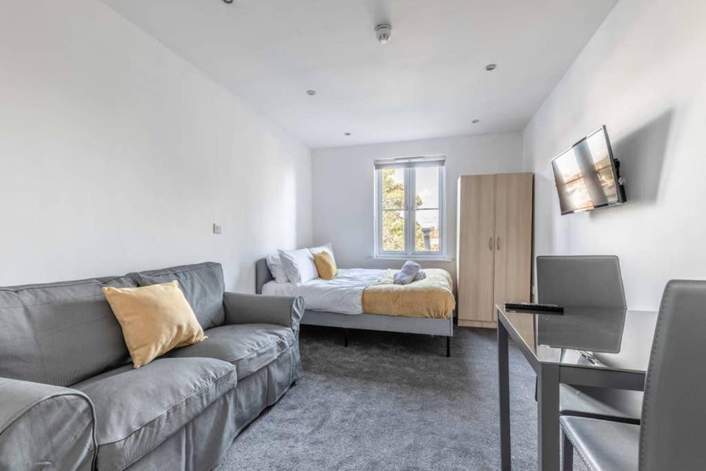 Modern Apartment On Egham High St And Close To Royal Holloway Kültér fotó