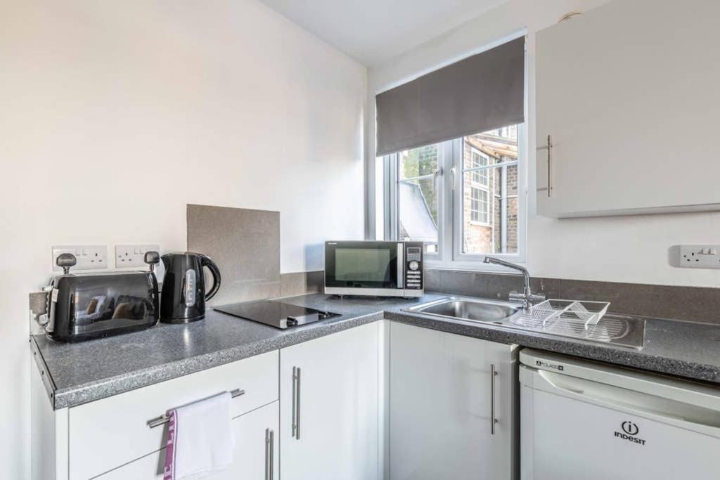 Modern Apartment On Egham High St And Close To Royal Holloway Kültér fotó