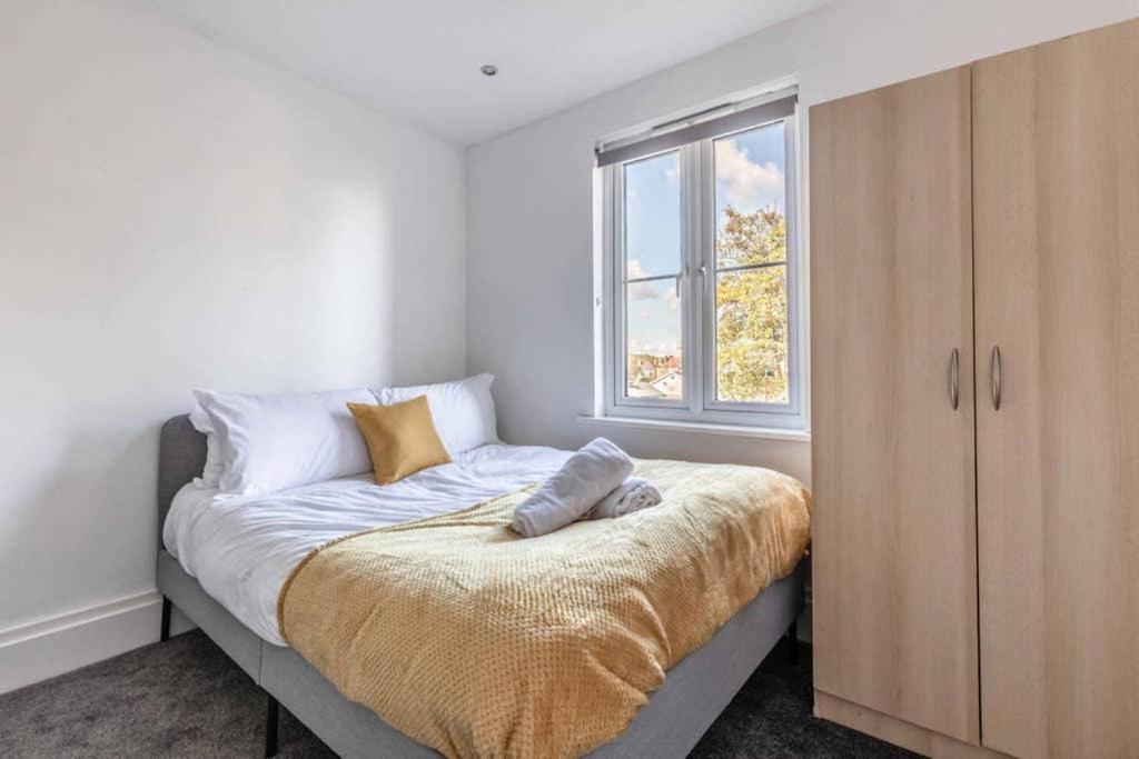 Modern Apartment On Egham High St And Close To Royal Holloway Kültér fotó