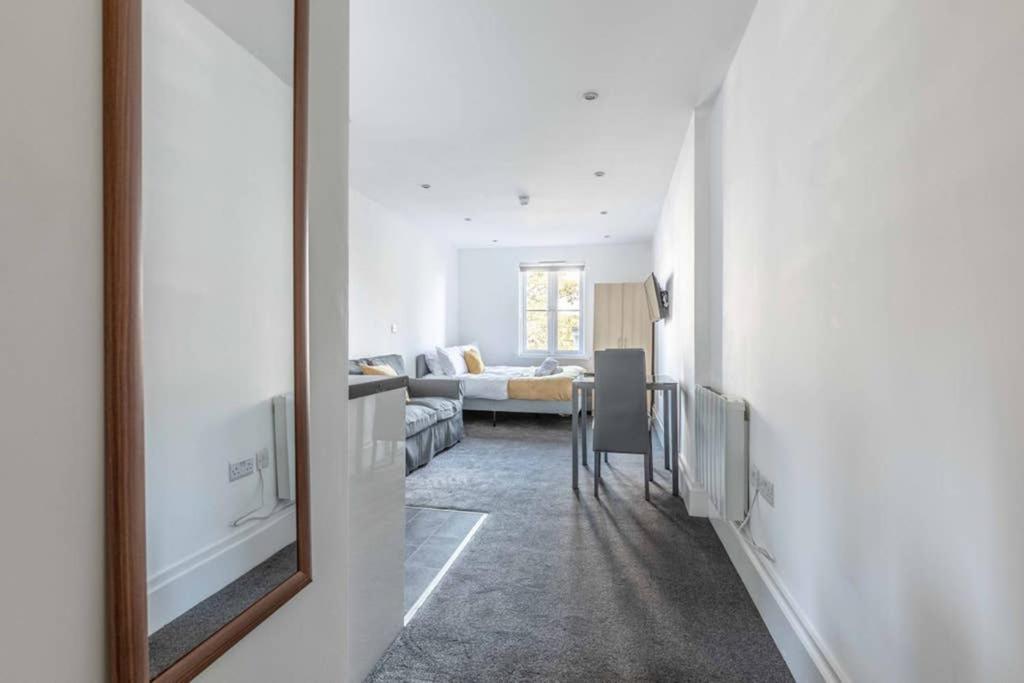 Modern Apartment On Egham High St And Close To Royal Holloway Kültér fotó