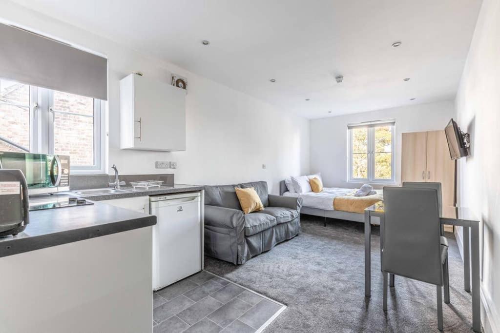 Modern Apartment On Egham High St And Close To Royal Holloway Kültér fotó